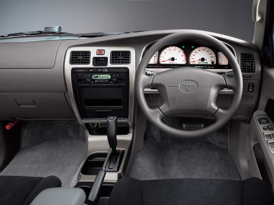 Торпедо Toyota Hilux Surf Sports Runner (N180) 1998 года  (фото 2 из 6)